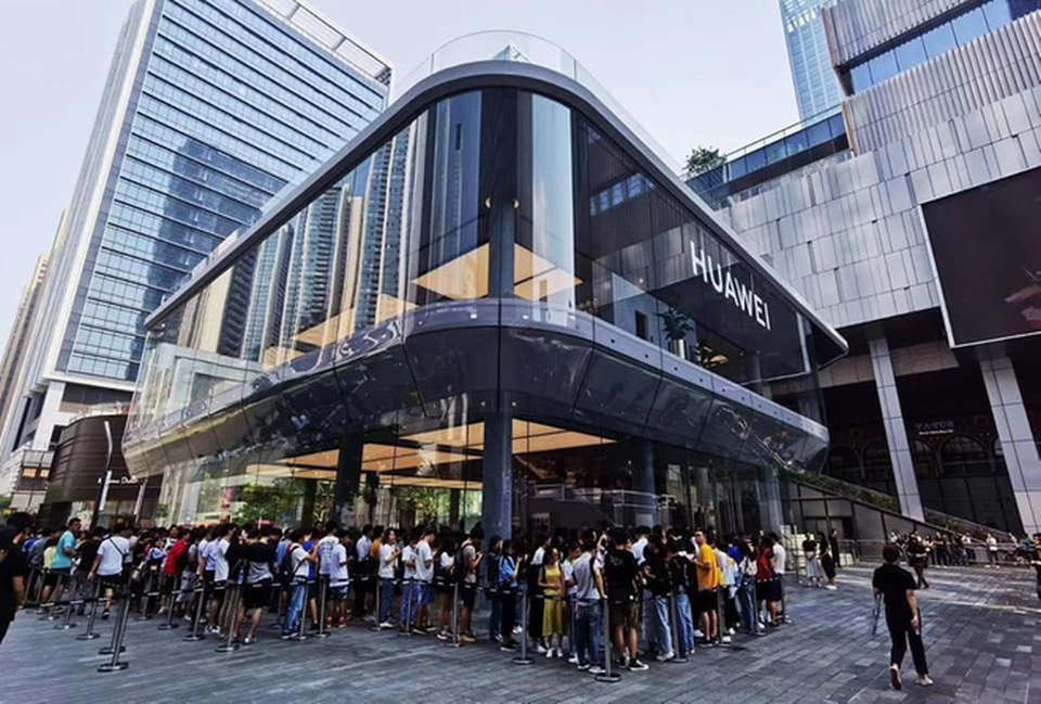 Người Trung Quốc xếp hàng mua điện thoại Huawei chẳng kém gì ở Apple Store - 2 Người Trung Quốc xếp hàng mua điện thoại Huawei chẳng kém gì ở Apple Store - 2