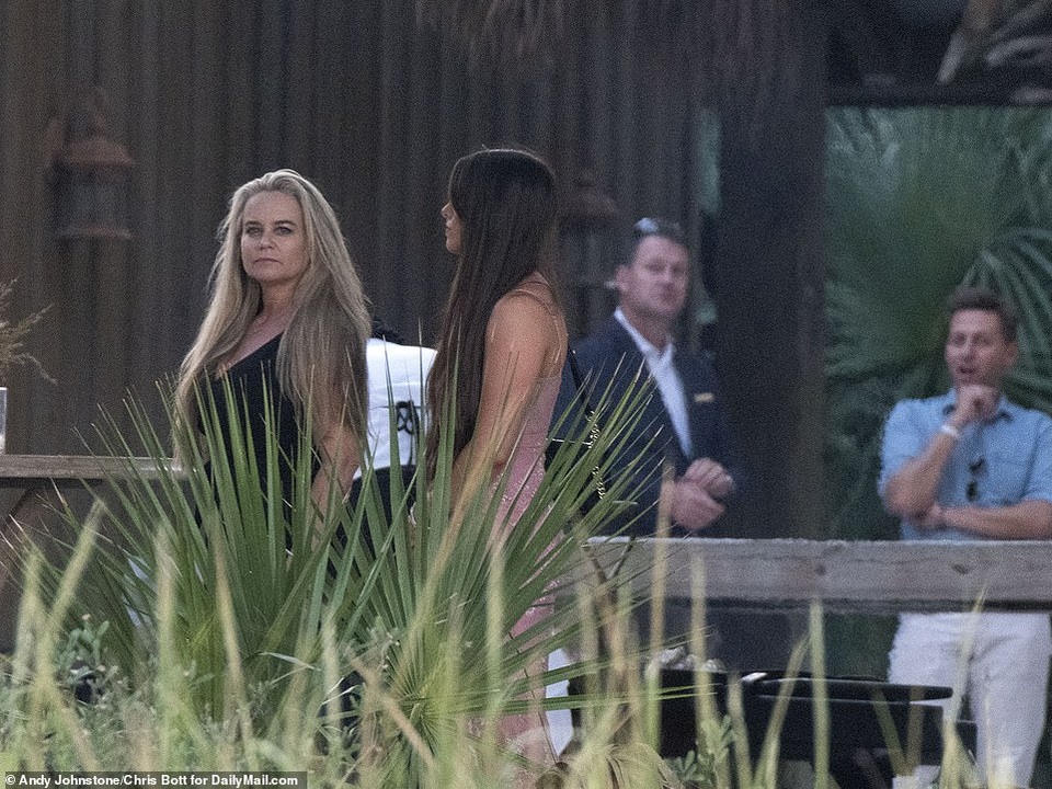 Cô dâu Hailey Baldwin xinh xắn diện váy cưới chuẩn bị tiệc cưới thế kỷ - 14 Cô dâu Hailey Baldwin xinh xắn diện váy cưới chuẩn bị tiệc cưới thế kỷ - 14