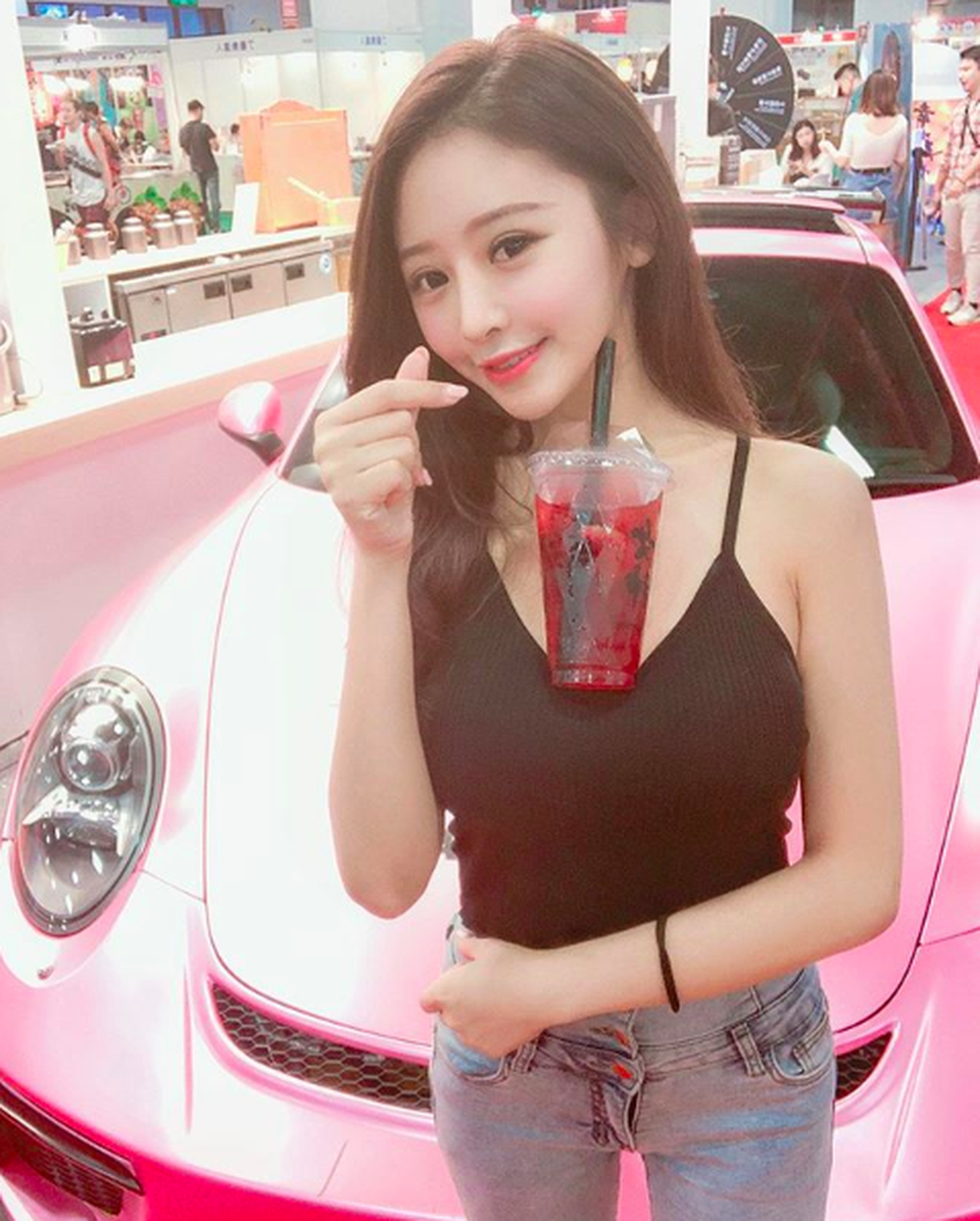 Trung Quốc: Cô gái mặc bikini bán trà sữa gây xôn xao - 3