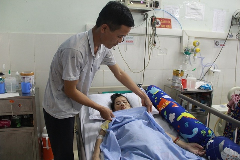 Mẹ con thai phụ thoát chết dưới gầm xe tải nghẹn ngào mong bữa ăn no - 6 Mẹ con thai phụ thoát chết dưới gầm xe tải nghẹn ngào mong bữa ăn no - 6