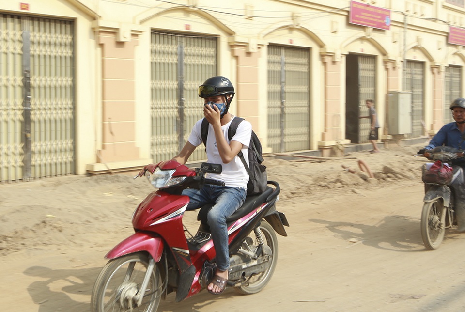 Hà Nội: Nín thở băng qua những con đường đau khổ - 5