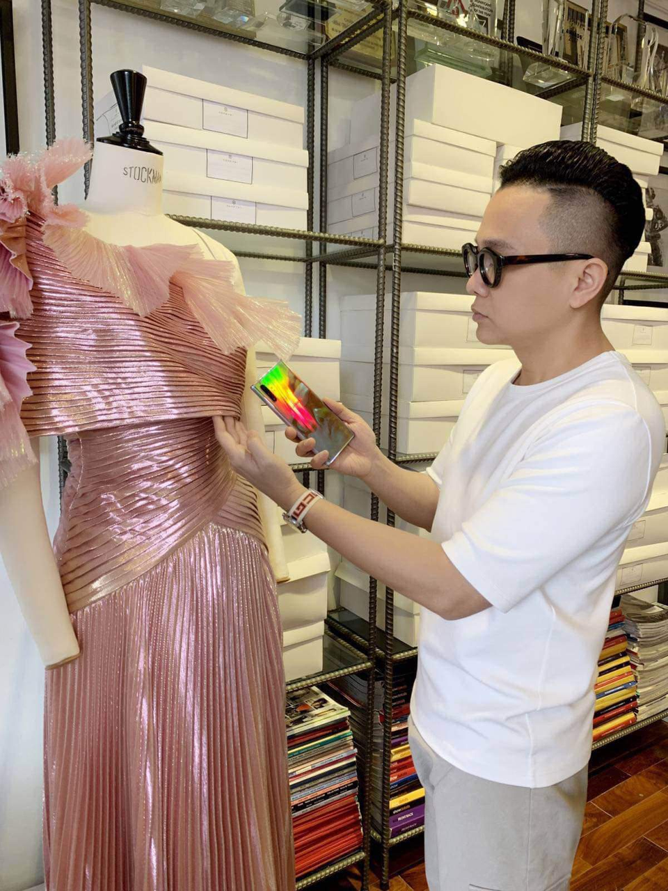 Nguồn cảm hứng lạ đằng sau “Đi nhặt hạt sương nghiêng” của NTK Công Trí - 2 Nguồn cảm hứng lạ đằng sau “Đi nhặt hạt sương nghiêng” của NTK Công Trí - 2