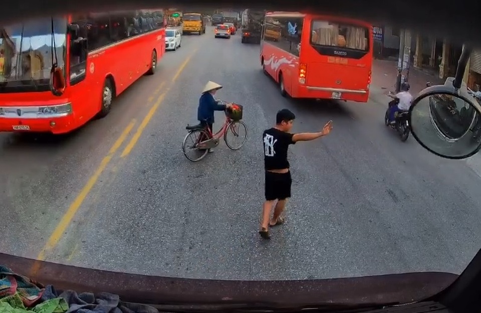 Hành động đẹp và nhân văn của tài xế container được dân mạng ca ngợi - 1 Hành động đẹp và nhân văn của tài xế container được dân mạng ca ngợi - 1