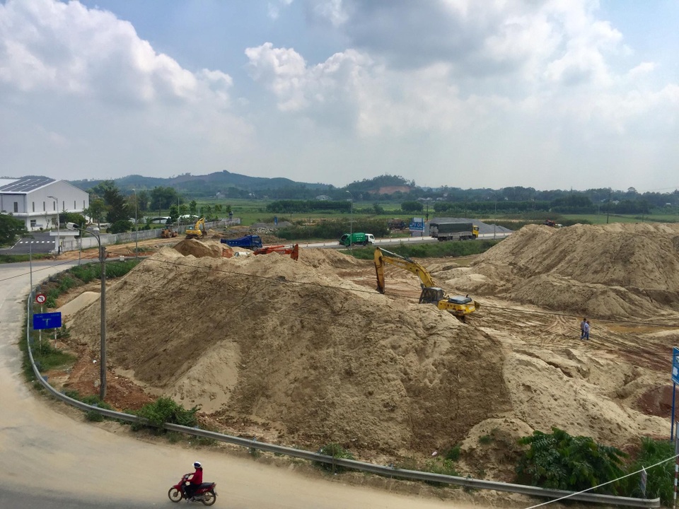 Đất dự án thành bãi cát trái phép: Xâm lấn hành lang an toàn quốc lộ 1A! - 4 Đất dự án thành bãi cát trái phép: Xâm lấn hành lang an toàn quốc lộ 1A! - 4