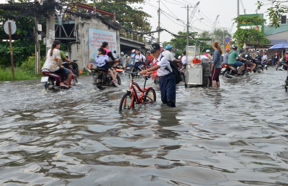 Người dân Sài Gòn, Cần Thơ quay cuồng lội nước trong ngày đầu tuần - 13 Người dân Sài Gòn, Cần Thơ quay cuồng lội nước trong ngày đầu tuần - 13