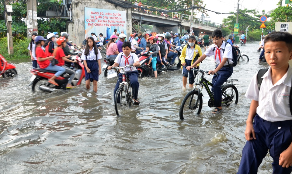 Người dân Sài Gòn, Cần Thơ quay cuồng lội nước trong ngày đầu tuần - 12 Người dân Sài Gòn, Cần Thơ quay cuồng lội nước trong ngày đầu tuần - 12