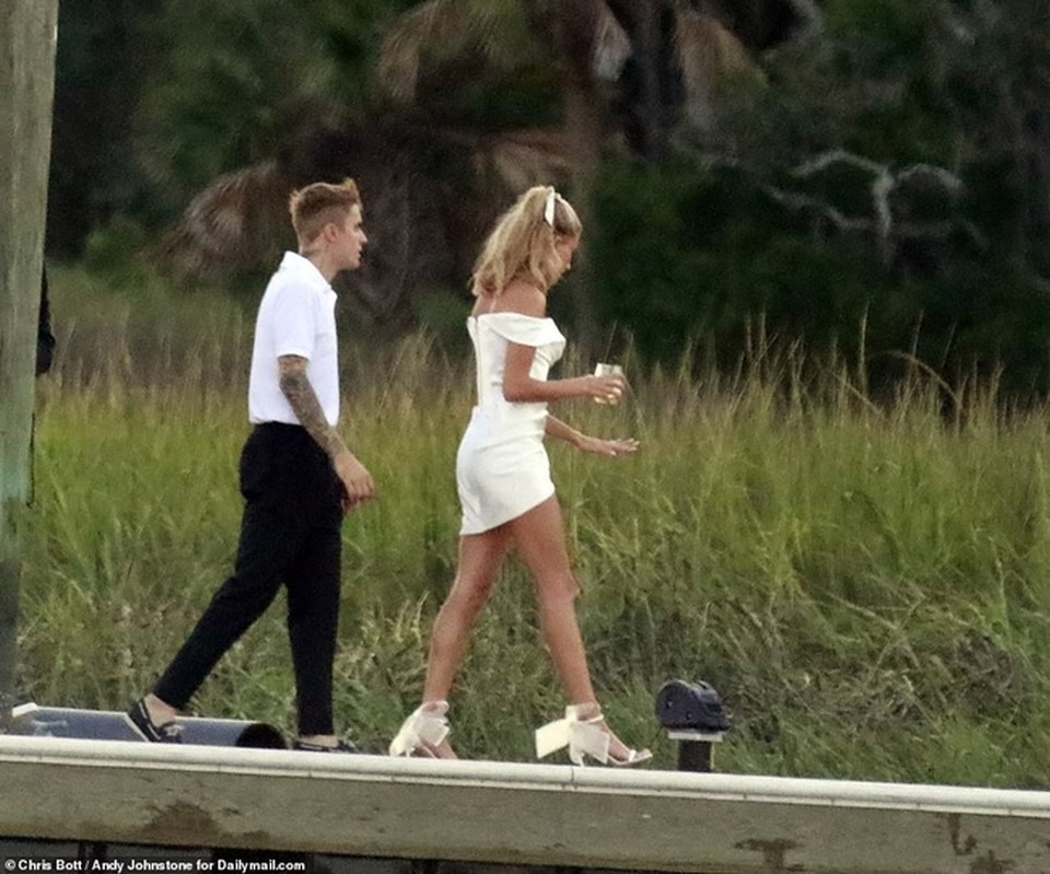 Cô dâu Hailey Baldwin xinh xắn diện váy cưới chuẩn bị tiệc cưới thế kỷ - 5 Cô dâu Hailey Baldwin xinh xắn diện váy cưới chuẩn bị tiệc cưới thế kỷ - 5