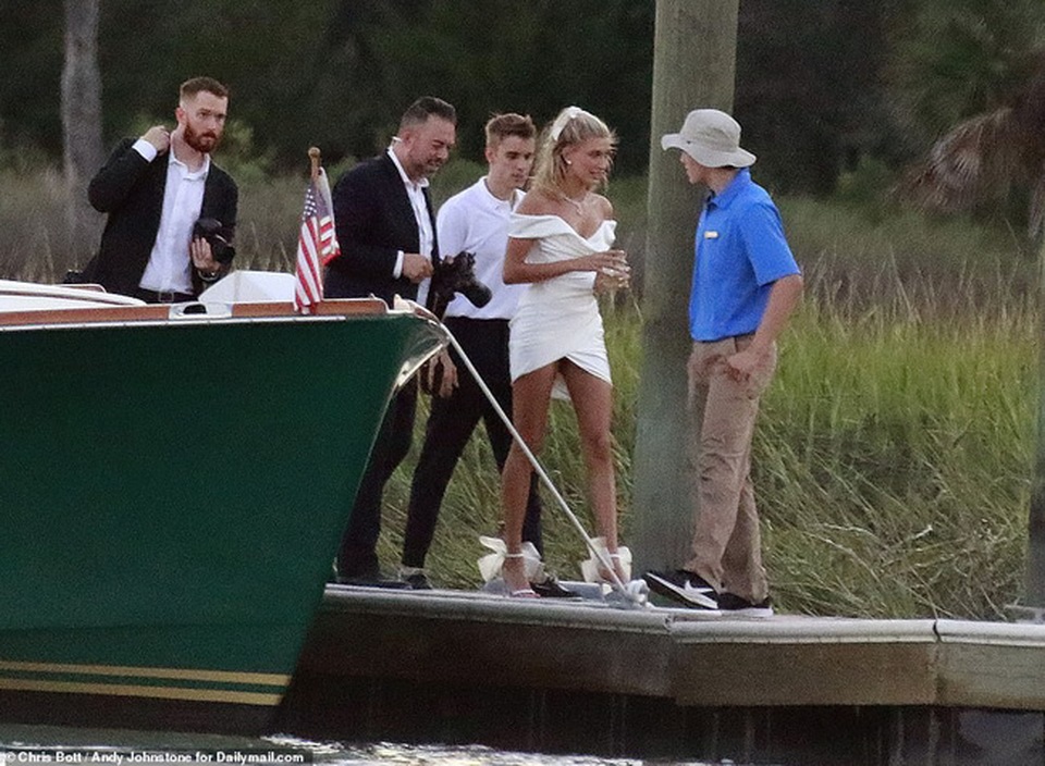 Cô dâu Hailey Baldwin xinh xắn diện váy cưới chuẩn bị tiệc cưới thế kỷ - 2 Cô dâu Hailey Baldwin xinh xắn diện váy cưới chuẩn bị tiệc cưới thế kỷ - 2