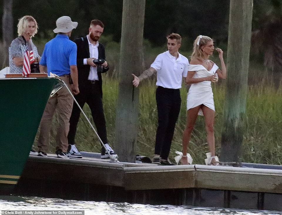 Cô dâu Hailey Baldwin xinh xắn diện váy cưới chuẩn bị tiệc cưới thế kỷ - 6 Cô dâu Hailey Baldwin xinh xắn diện váy cưới chuẩn bị tiệc cưới thế kỷ - 6