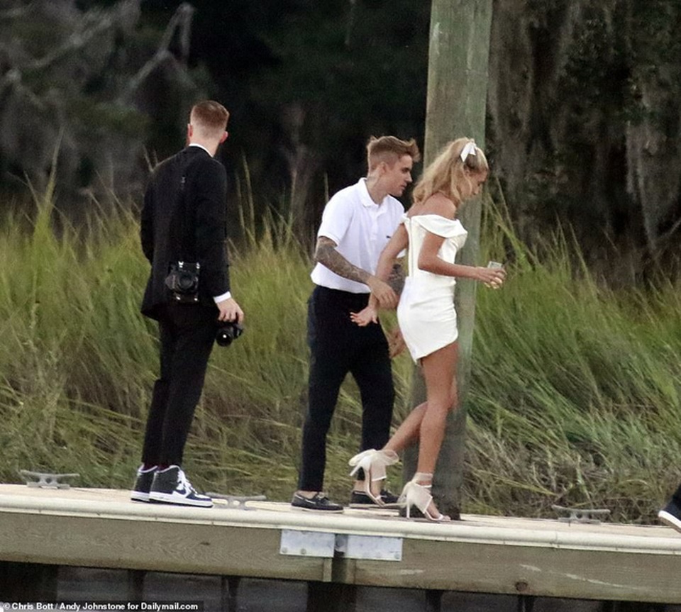 Cô dâu Hailey Baldwin xinh xắn diện váy cưới chuẩn bị tiệc cưới thế kỷ - 4 Cô dâu Hailey Baldwin xinh xắn diện váy cưới chuẩn bị tiệc cưới thế kỷ - 4