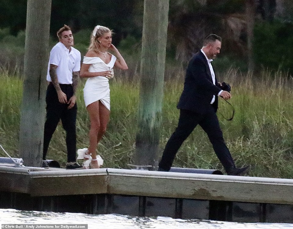 Cô dâu Hailey Baldwin xinh xắn diện váy cưới chuẩn bị tiệc cưới thế kỷ - 3 Cô dâu Hailey Baldwin xinh xắn diện váy cưới chuẩn bị tiệc cưới thế kỷ - 3