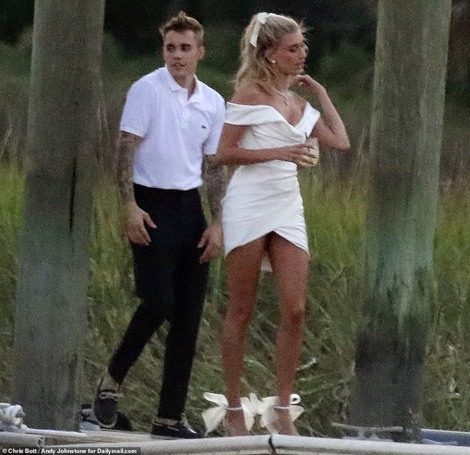 Cô dâu Hailey Baldwin xinh xắn diện váy cưới chuẩn bị tiệc cưới thế kỷ - 1 Cô dâu Hailey Baldwin xinh xắn diện váy cưới chuẩn bị tiệc cưới thế kỷ - 1