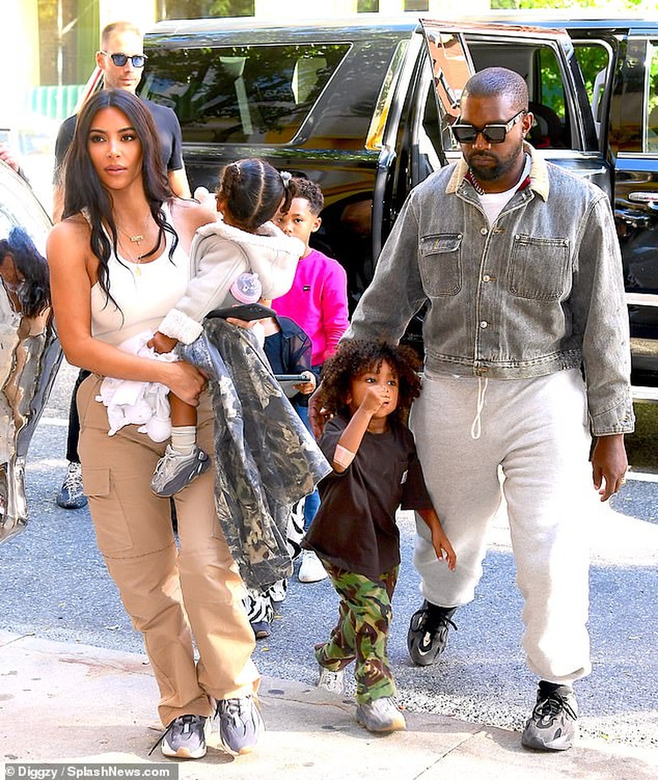 Kim Kardashian mặc giản dị ra phố cùng chồng con - 1 Kim Kardashian mặc giản dị ra phố cùng chồng con - 1
