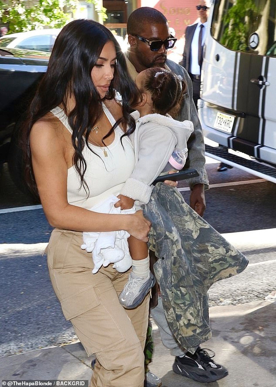 Kim Kardashian mặc giản dị ra phố cùng chồng con - 4 Kim Kardashian mặc giản dị ra phố cùng chồng con - 4