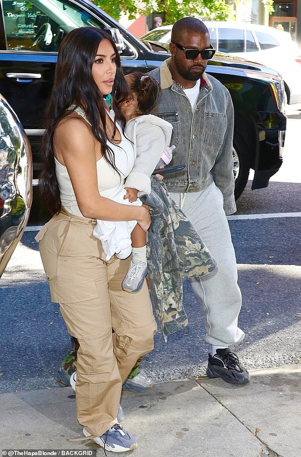 Kim Kardashian mặc giản dị ra phố cùng chồng con - 7 Kim Kardashian mặc giản dị ra phố cùng chồng con - 7