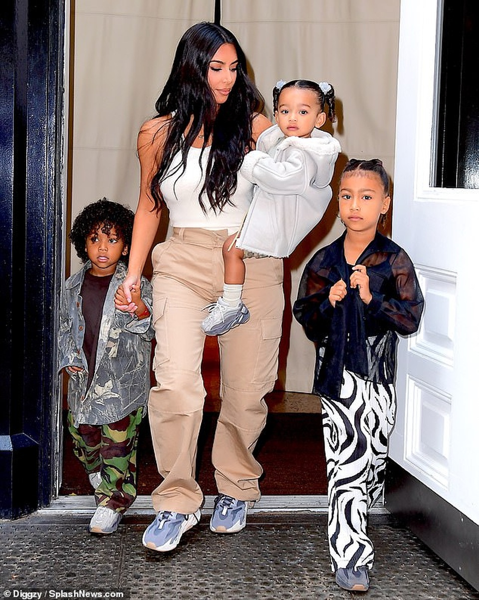 Kim Kardashian mặc giản dị ra phố cùng chồng con - 3 Kim Kardashian mặc giản dị ra phố cùng chồng con - 3
