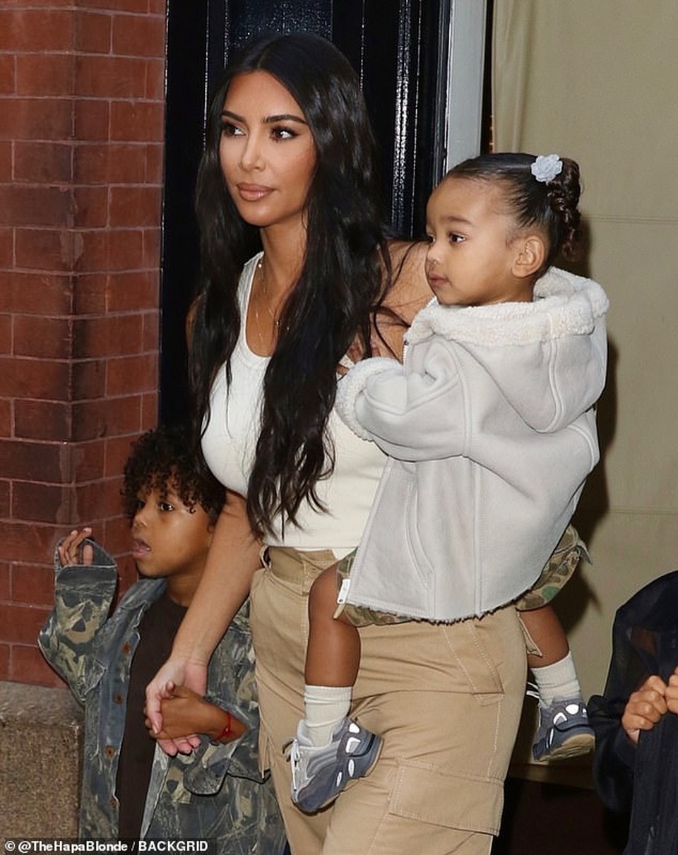 Kim Kardashian mặc giản dị ra phố cùng chồng con - 8 Kim Kardashian mặc giản dị ra phố cùng chồng con - 8