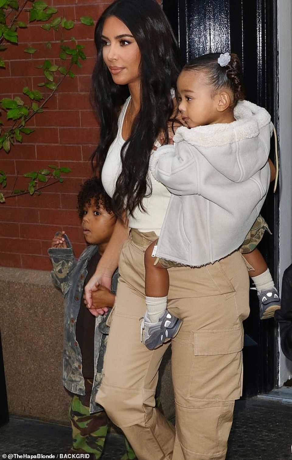 Kim Kardashian mặc giản dị ra phố cùng chồng con - 2 Kim Kardashian mặc giản dị ra phố cùng chồng con - 2