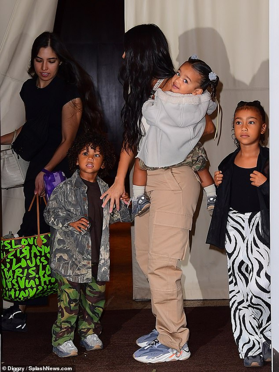 Kim Kardashian mặc giản dị ra phố cùng chồng con - 10 Kim Kardashian mặc giản dị ra phố cùng chồng con - 10