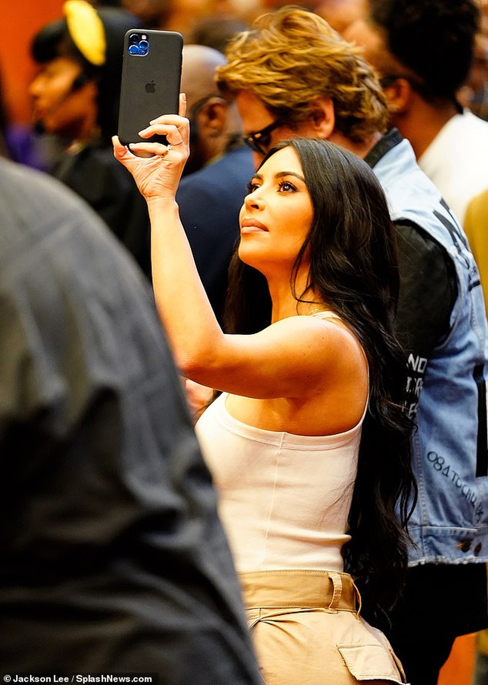 Kim Kardashian mặc giản dị ra phố cùng chồng con - 11 Kim Kardashian mặc giản dị ra phố cùng chồng con - 11