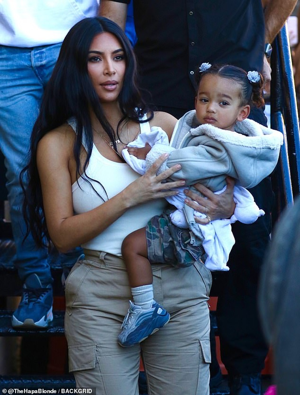 Kim Kardashian mặc giản dị ra phố cùng chồng con - 9 Kim Kardashian mặc giản dị ra phố cùng chồng con - 9