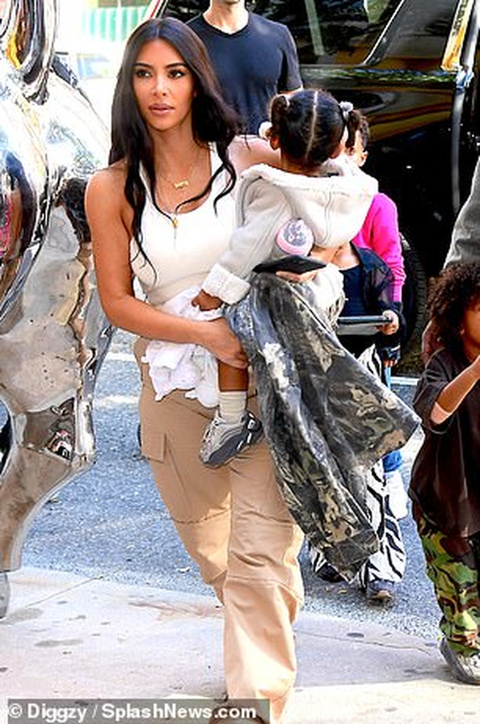 Kim Kardashian mặc giản dị ra phố cùng chồng con - 6 Kim Kardashian mặc giản dị ra phố cùng chồng con - 6