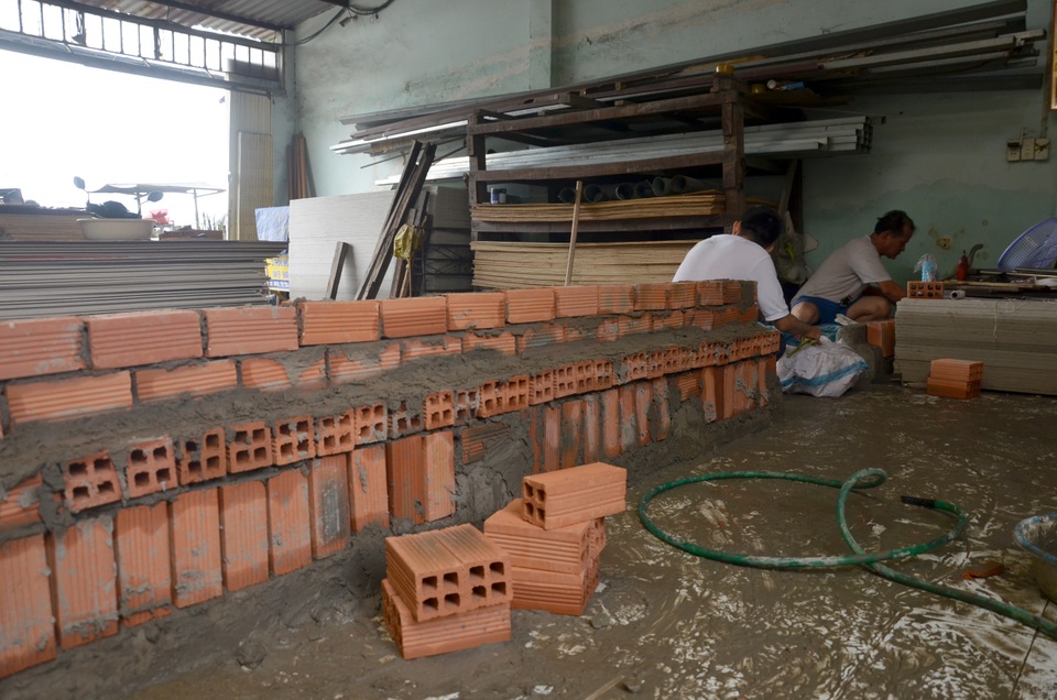 Người Sài Gòn hối hả xây tường rào chống giặc nước - 7 Người Sài Gòn hối hả xây tường rào chống giặc nước - 7