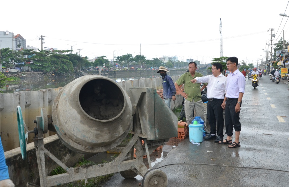 Người Sài Gòn hối hả xây tường rào chống giặc nước - 3 Người Sài Gòn hối hả xây tường rào chống giặc nước - 3