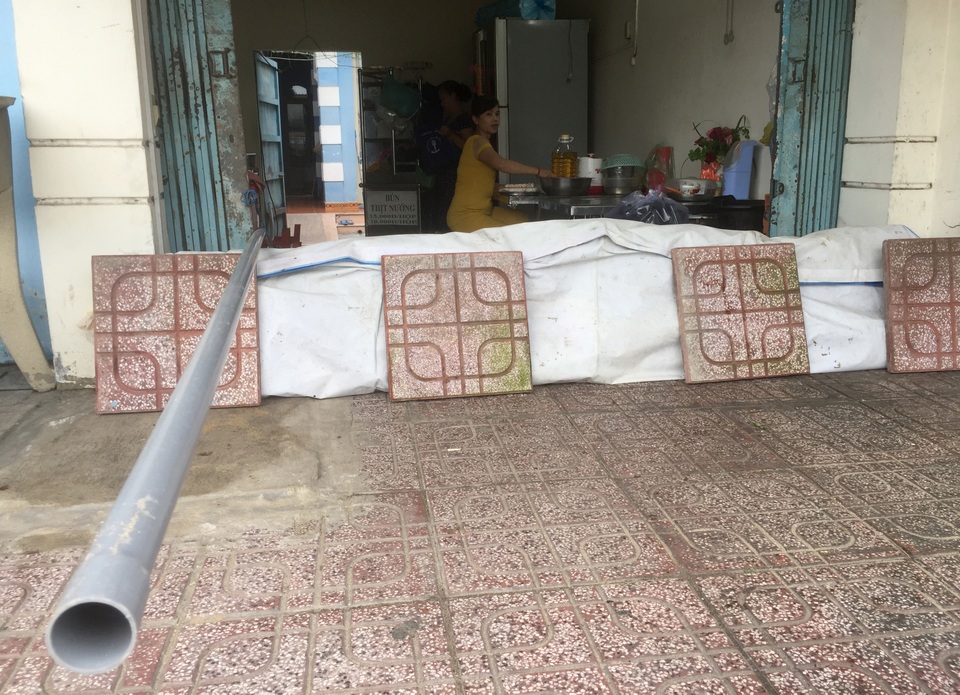 Người Sài Gòn vật vã lội sông, vượt nước ngập về nhà - 1 Người Sài Gòn vật vã lội sông, vượt nước ngập về nhà - 1