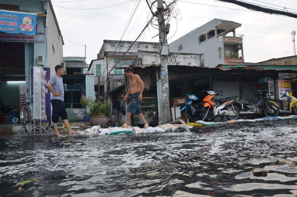 Người Sài Gòn vật vã lội sông, vượt nước ngập về nhà - 13 Người Sài Gòn vật vã lội sông, vượt nước ngập về nhà - 13