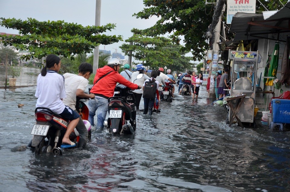 Người Sài Gòn vật vã lội sông, vượt nước ngập về nhà - 14 Người Sài Gòn vật vã lội sông, vượt nước ngập về nhà - 14
