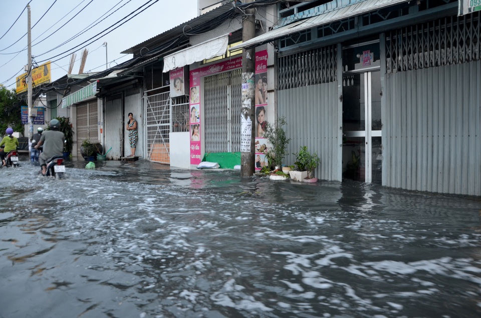 Người Sài Gòn vật vã lội sông, vượt nước ngập về nhà - 11 Người Sài Gòn vật vã lội sông, vượt nước ngập về nhà - 11