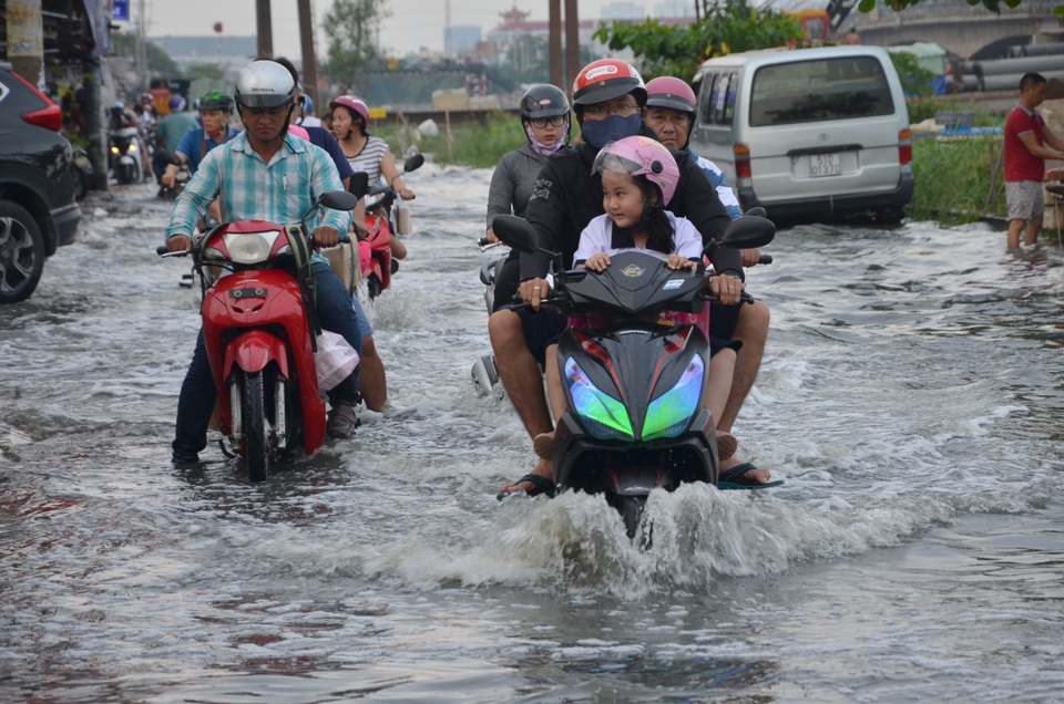 Người Sài Gòn vật vã lội sông, vượt nước ngập về nhà - 18 Người Sài Gòn vật vã lội sông, vượt nước ngập về nhà - 18