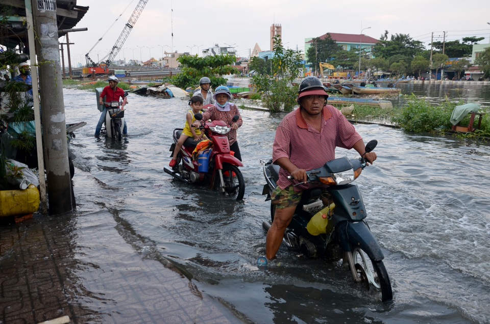 Người Sài Gòn vật vã lội sông, vượt nước ngập về nhà - 17 Người Sài Gòn vật vã lội sông, vượt nước ngập về nhà - 17