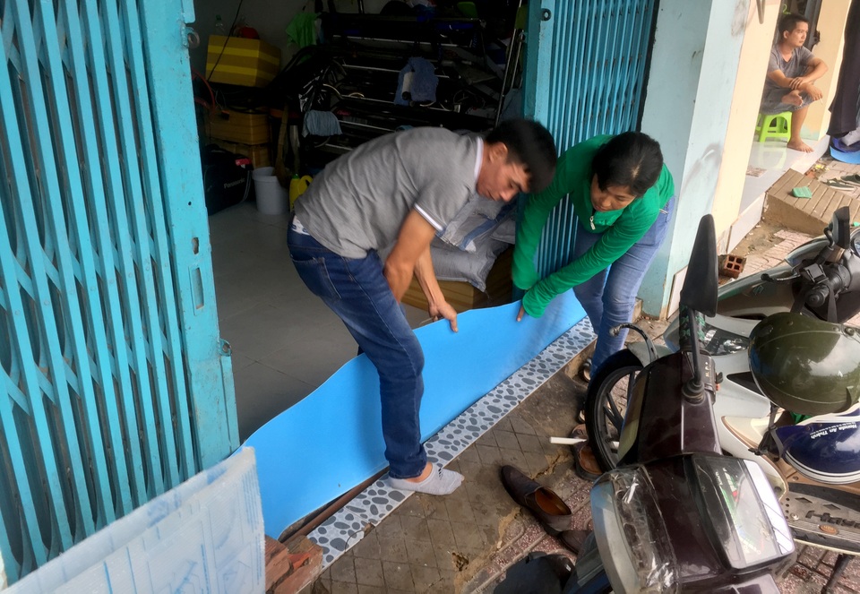 Người Sài Gòn vật vã lội sông, vượt nước ngập về nhà - 5 Người Sài Gòn vật vã lội sông, vượt nước ngập về nhà - 5