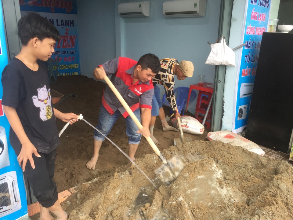 Người Sài Gòn vật vã lội sông, vượt nước ngập về nhà - 7 Người Sài Gòn vật vã lội sông, vượt nước ngập về nhà - 7