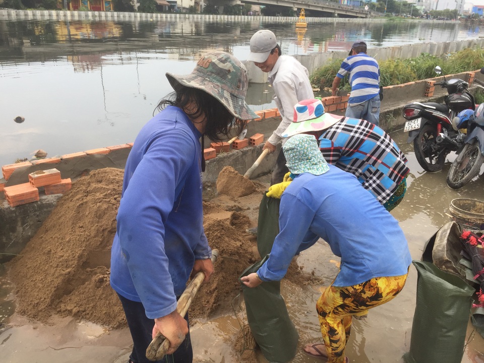Người Sài Gòn vật vã lội sông, vượt nước ngập về nhà - 2 Người Sài Gòn vật vã lội sông, vượt nước ngập về nhà - 2