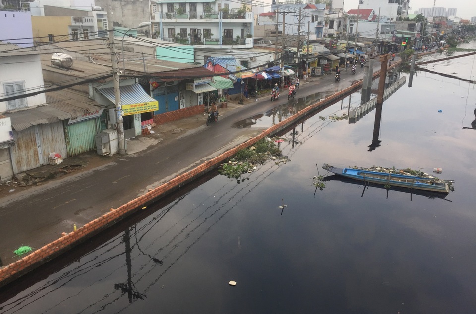 Người Sài Gòn vật vã lội sông, vượt nước ngập về nhà - 3 Người Sài Gòn vật vã lội sông, vượt nước ngập về nhà - 3