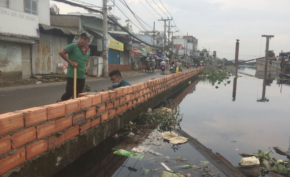 Người Sài Gòn vật vã lội sông, vượt nước ngập về nhà - 4 Người Sài Gòn vật vã lội sông, vượt nước ngập về nhà - 4