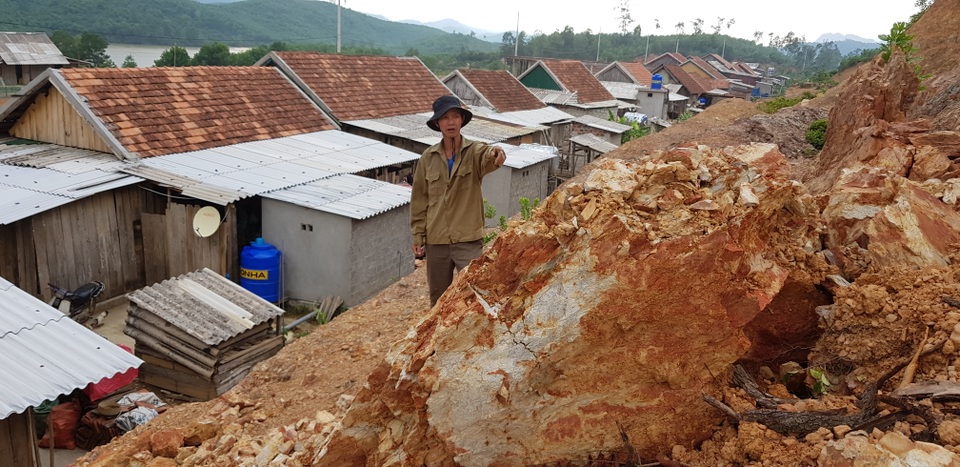 Quảng Bình: Di dời để tránh ngập lụt lại được đưa tới vùng sạt lở đất - 2 Quảng Bình: Di dời để tránh ngập lụt lại được đưa tới vùng sạt lở đất - 2
