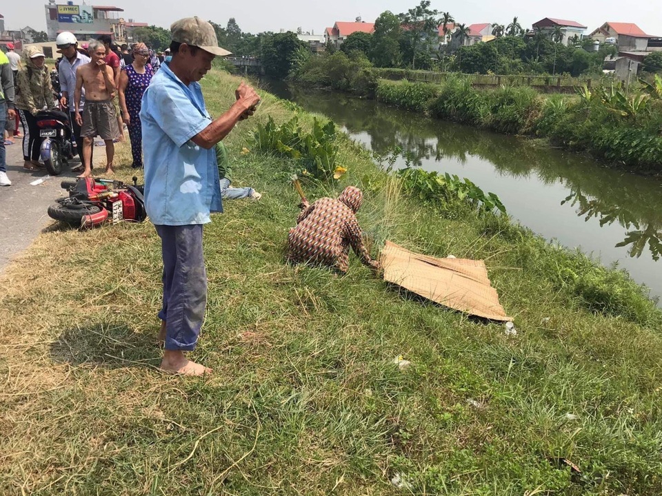 Xe tải tông cả đoàn người, 2 học sinh tử vong, 3 nạn nhân nhập viện - 1 Xe tải tông cả đoàn người, 2 học sinh tử vong, 3 nạn nhân nhập viện - 1