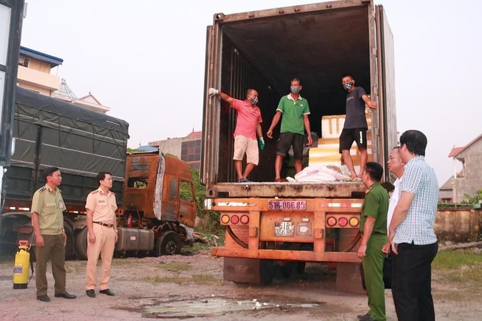 Phát hiện, bắt giữ xe container vận chuyển 6 tấn lòng lợn nhiễm dịch tả lợn châu Phi đi tiêu thụ - 1 Phát hiện, bắt giữ xe container vận chuyển 6 tấn lòng lợn nhiễm dịch tả lợn châu Phi đi tiêu thụ - 1