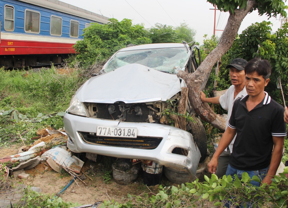 Tàu hỏa húc văng ô tô 7 chỗ, tài xế may mắn bị thương nhẹ - 1 Tàu hỏa húc văng ô tô 7 chỗ, tài xế may mắn bị thương nhẹ - 1