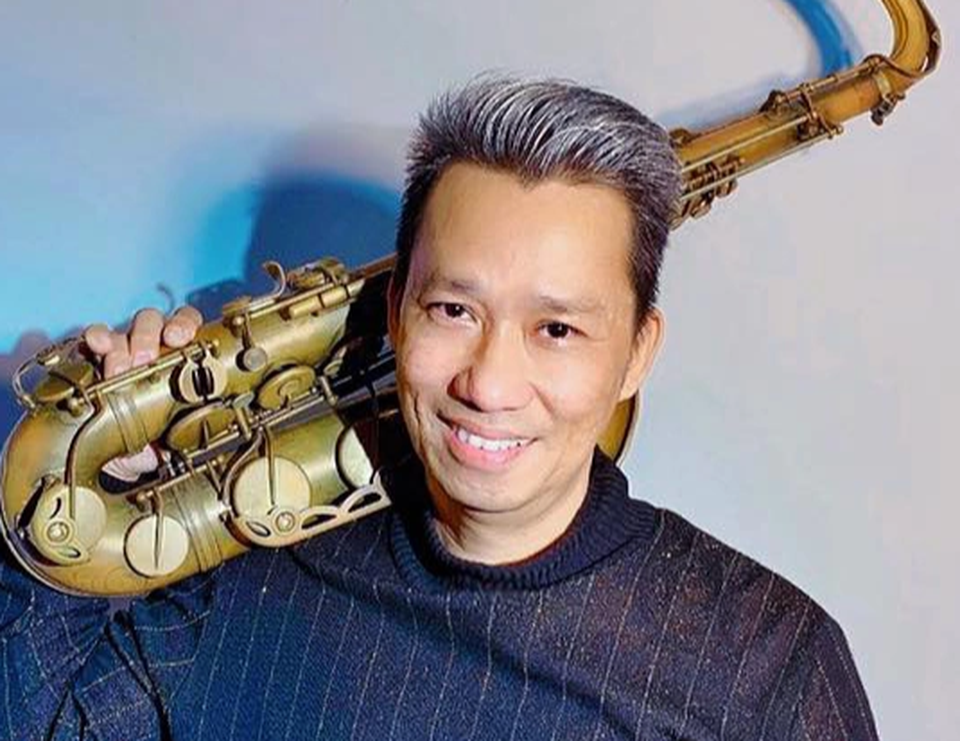 Hồ Ngọc Hà, Hồng Nhung thương tiếc sự ra đi của saxophone Xuân Hiếu - 1 Hồ Ngọc Hà, Hồng Nhung thương tiếc sự ra đi của saxophone Xuân Hiếu - 1