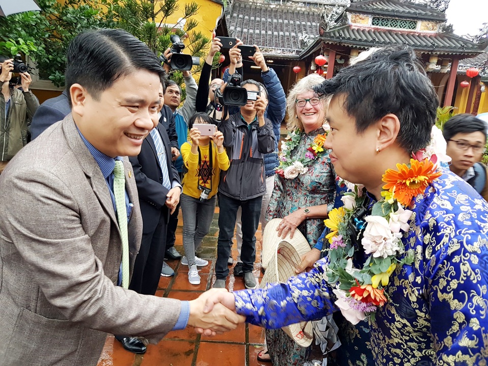 Hội An đón đoàn khách quốc tế “xông đất” năm 2019 - 1 Hội An chào đón đoàn khách đầu tiên xông đất