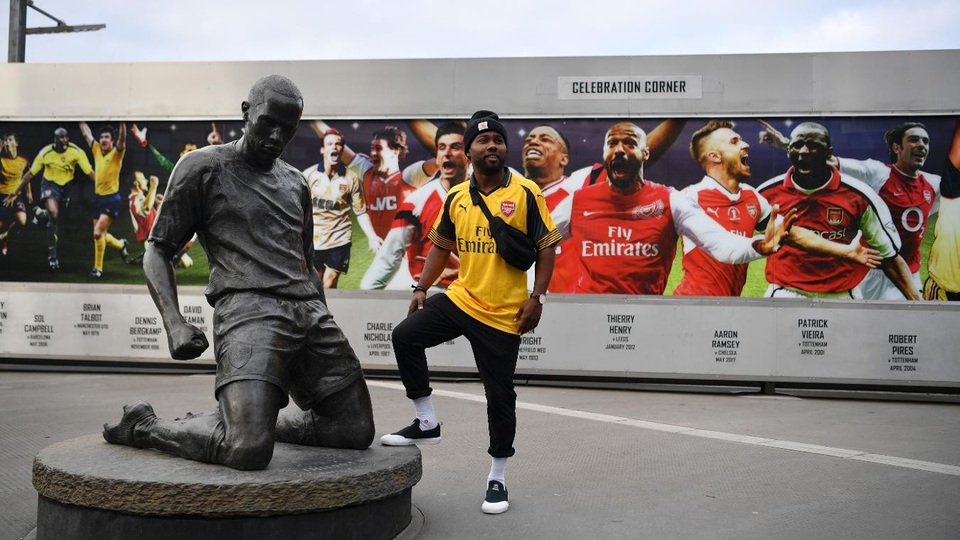 Arsenal 4-1 Fulham: "Pháo thủ" bùng nổ ở hiệp hai - 10 
Bức tượng đồng Thiery Henrry đặt ngoài sân Emirates
