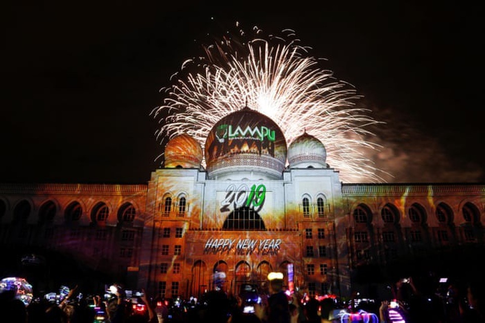 
Pháo hoa được bắn trên bầu trời Putrajaya ở Malaysia. (Ảnh: Getty)

