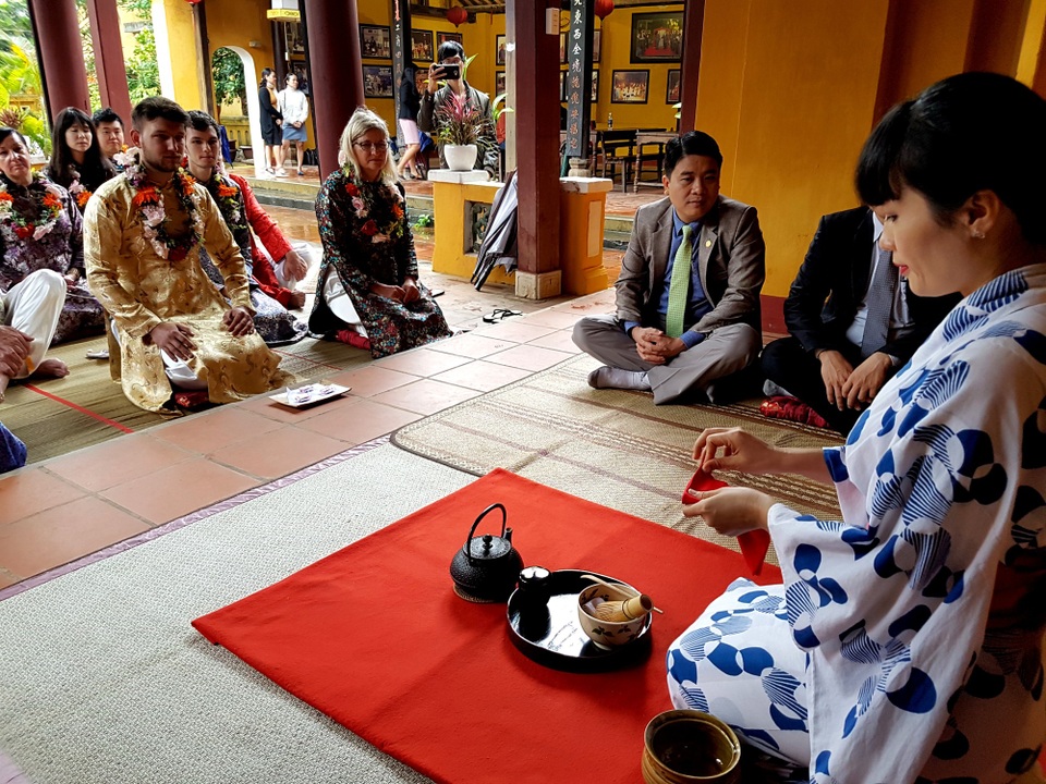 Hội An đón đoàn khách quốc tế “xông đất” năm 2019 - 2
Chuẩn bị trà đạo Nhật Bản đón khách