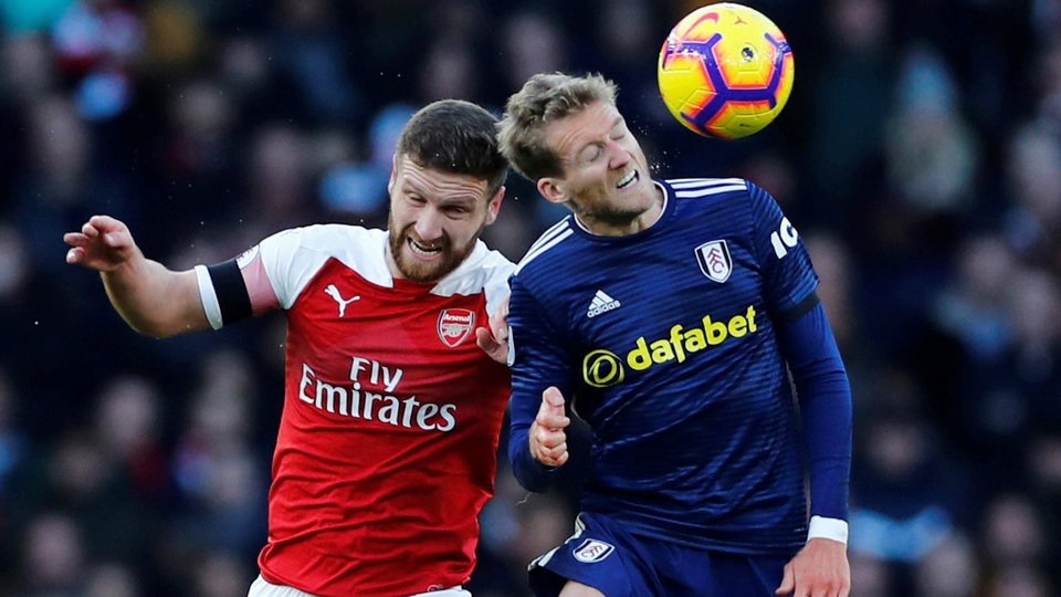 
Mustafi tranh bóng trên không với đồng hương Schurrle
