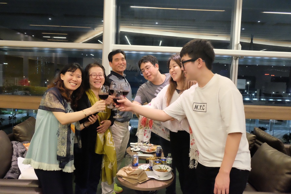 Nhà ga Cảng Hàng không quốc tế Đà Nẵng đón hành khách “xông đất” năm mới 2019 - 9 Hành khách cùng nhau chúc mừng năm mới 2019 trong khoảnh khắc giao thừa ở Nhà ga Cảng HKQT Đà Nẵng